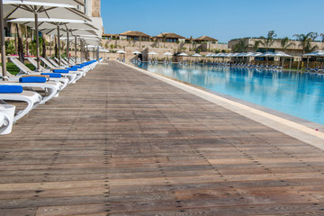 Fototapeta premium fila di sdraio lettini da esterno bianchi e blu