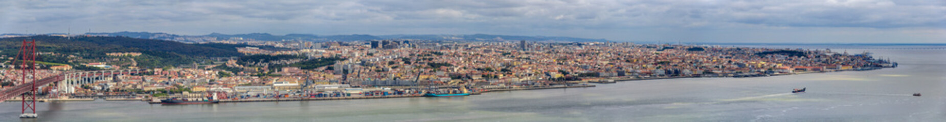 Fototapeta na wymiar Panorama of Lisbon from Almada - Portugal
