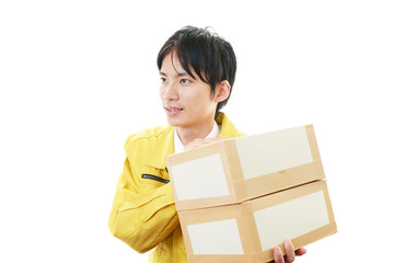 荷物を運ぶ笑顔の男性