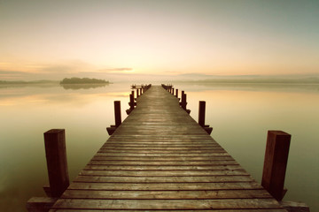 Obrazy na Plexi  Pomost nad jeziorem - poranna mgła