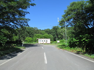 田舎道と小さな駅