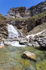 Fototapeta na wymiar Wodospad w Parku Narodowym Ordesa