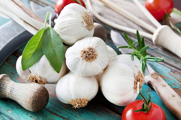 Knoblauch und Tomaten