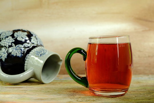 Weinkrug und Glas mit Rotwein