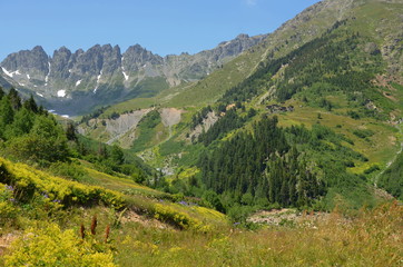 Naklejka premium Kaçkar mountains and houses of the plateau