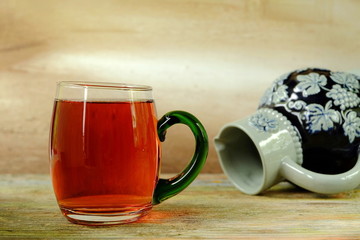 Weinkrug und Glas mit Rotwein