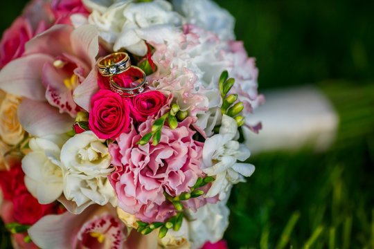 Wedding rings on a roses flowers, focused to the rings