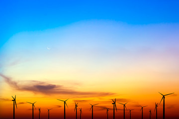 Obraz premium wind turbine silhouette on colorful sunset