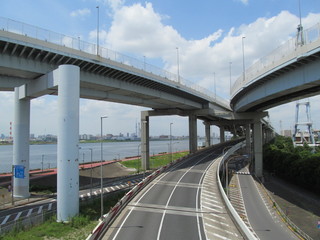 川辺の高速道路