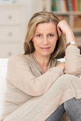 attraktive ältere frau sitzt entspannt zu hause