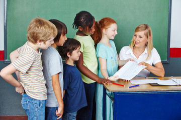 Lehrerin benotet Klassenarbeit für Schüler