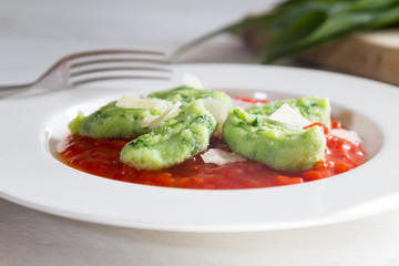 Gnocchi mit Bärlauch in Tomatensauce und Parmesan