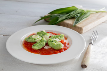 Gnocchi mit Bärlauch in Tomatensauce und Parmesan
