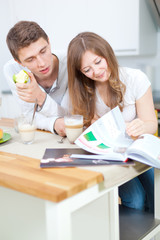 Obraz premium paar in der küche