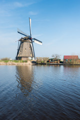 Fototapeta na wymiar Historic windmill in Kinderdijk