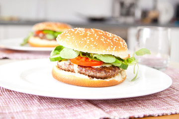 teller mit burger auf dem tisch