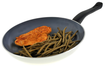 Poêle avec escalope panée et haricots verts