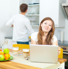 Obraz na płótnie Canvas Frau mit laptop in der küche