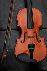 Fototapeta na wymiar Classic old violin vintage on the leather background