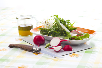 Salat mit Spargelstreifen
