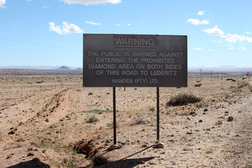 Schild am Strassenrand in der Wüste
