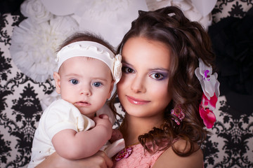 Mom with flowers in my head keeps baby 6 months