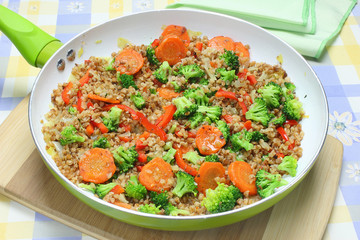 Buckwheat with carrots, onions, broccoli and paprika