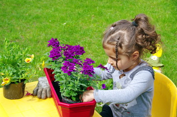 petite fille qui jardine