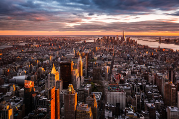 Aerial view of the Manhattan skyline at sunset - obrazy, fototapety, plakaty