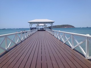 Fototapeta premium White bridge into the sea at Srichang island, Thailand