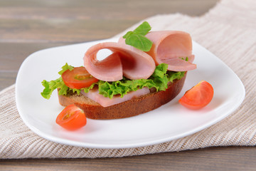 Delicious sandwich with lettuce and ham