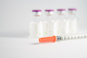 Injection vial and disposable syringe