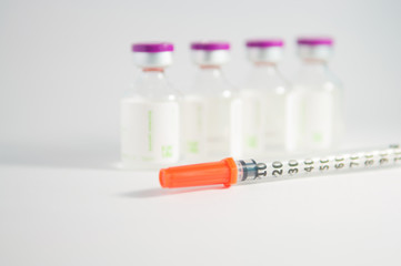 Injection vial and disposable syringe
