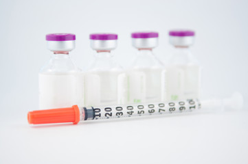 Injection vial and disposable syringe