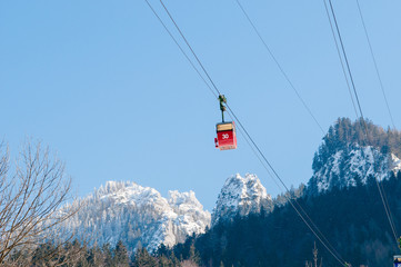 Rote Seilbahngondel an der Kampenwand