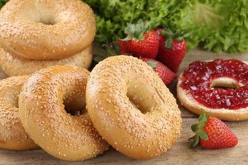 Frühstück mit Bagels und Marmelade