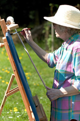 Rentnerin beim malen in der Natur