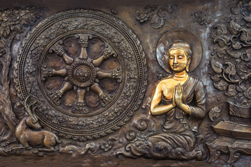 Scènes de vie de Bouddha sur métal sculpté