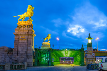 Naklejka premium Schemerlbrücke zur blauen Stunde, Wien, Österreich