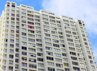 Fototapeta na wymiar logements parisiens dans grand immeuble