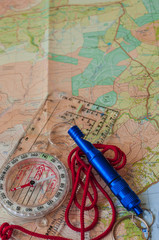 Fototapeta na wymiar Mapa i kompas na Gwizdek ratunkowy