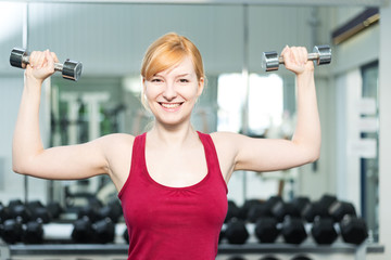Starke Frau beim Hanteltraining