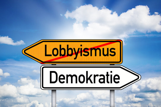 Wegweiser mit Lobbyismus und Demokratie