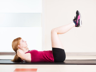 junge Frau macht Gymnastik