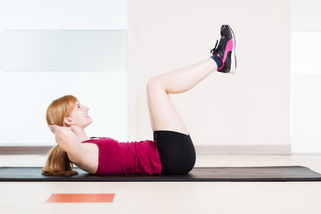 junge Frau macht Gymnastik