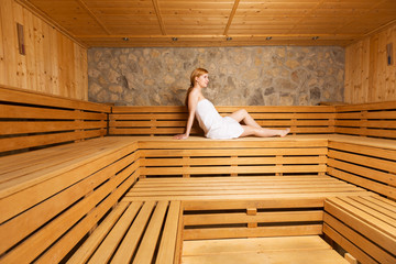 junge Frau entspannt in der Sauna