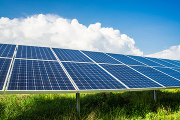 Solarpanels auf Feld