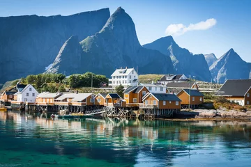 Stickers pour porte Scandinavie Village de pêcheurs norvégien typique avec hutte traditionnelle de rorbu rouge