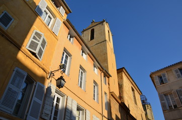 Fototapeta na wymiar Façades et église du saint esprit d'Aix en Provence