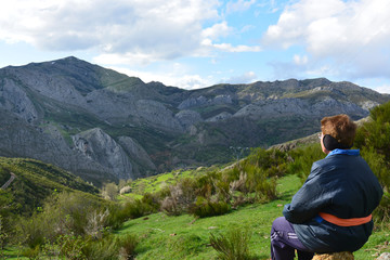 Mujer mayor disfrutando de paisaje de alta montaña